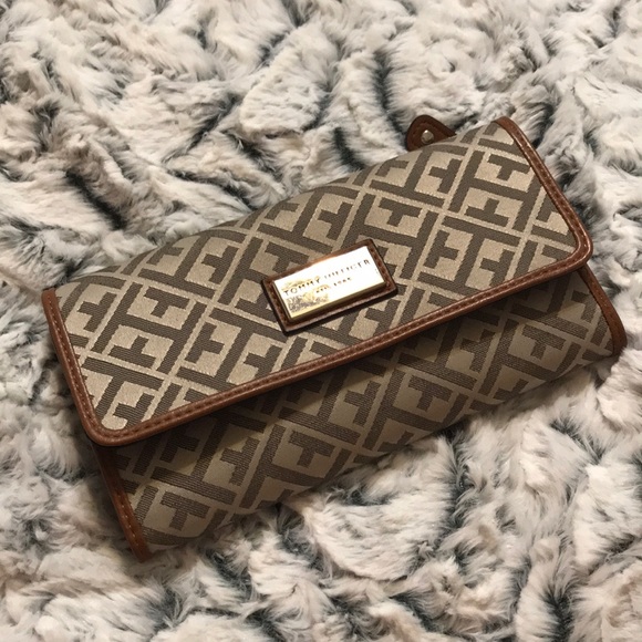 Tommy Hilfiger Handbags - Like new Tommy Hilfiger wallet